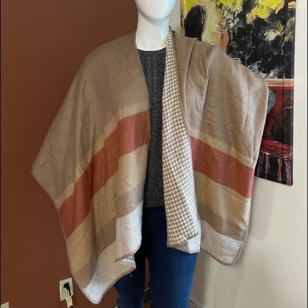 ⭐️Women’s Mixit reversible poncho one size